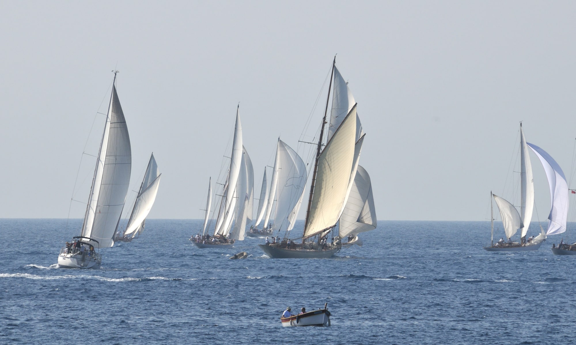 Voiliers régatant sur la Baie des Anges